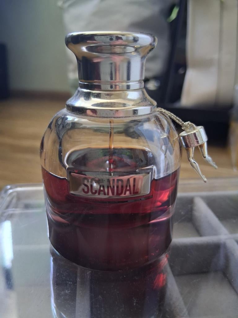Scandal parfum, Ophalen, Zo goed als nieuw
