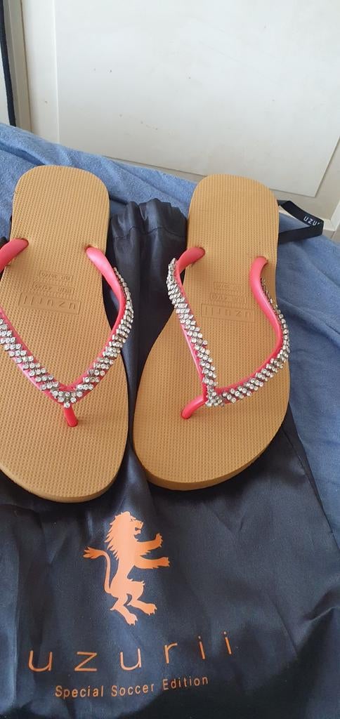 Uzurii slippers met strass steentjes - Maat 41/42, Kleding | Dames, Slippers, Uzurii, Ophalen of Verzenden, Zo goed als nieuw