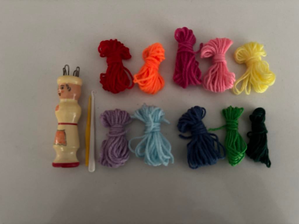 Punnik set vrouwtje popje met 10 kleuren wol en haaknaald!, Ophalen of Verzenden, Zo goed als nieuw, Breien of Haken, Overige typen