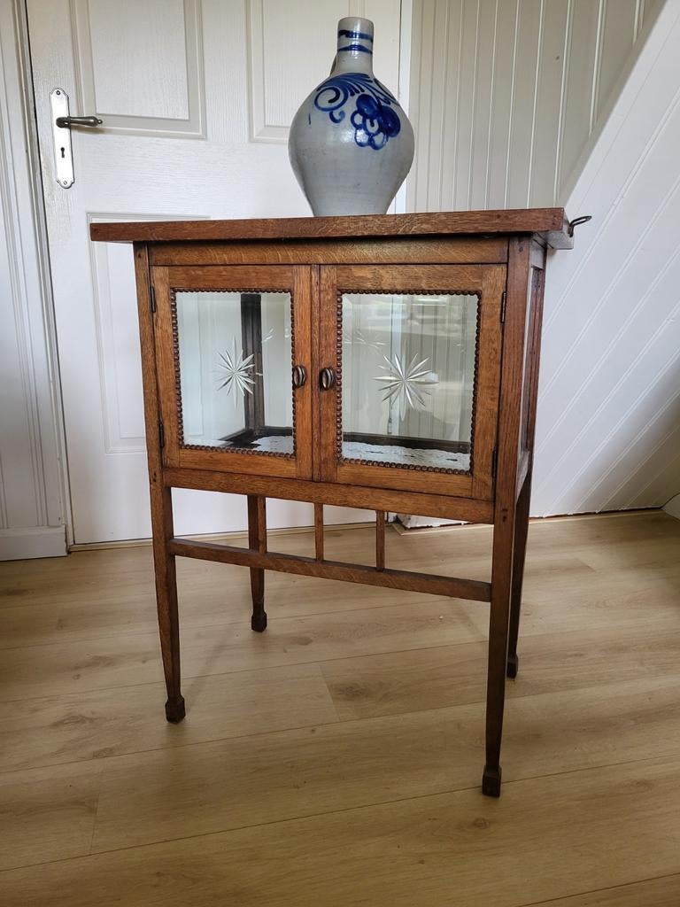 Antiek theekastje met geslepen sterren in glas., Ophalen