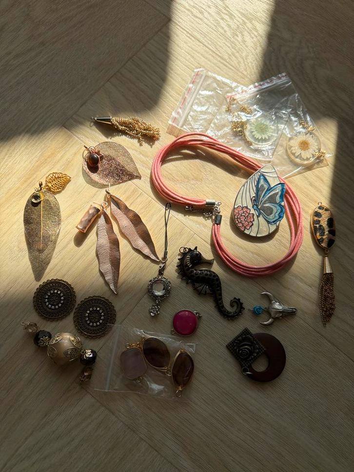 Diverse Hangers Collectie (als 1 koop) met opbergbakje, Sieraden, Tassen en Uiterlijk, Kettinghangers, Zo goed als nieuw, Overige materialen