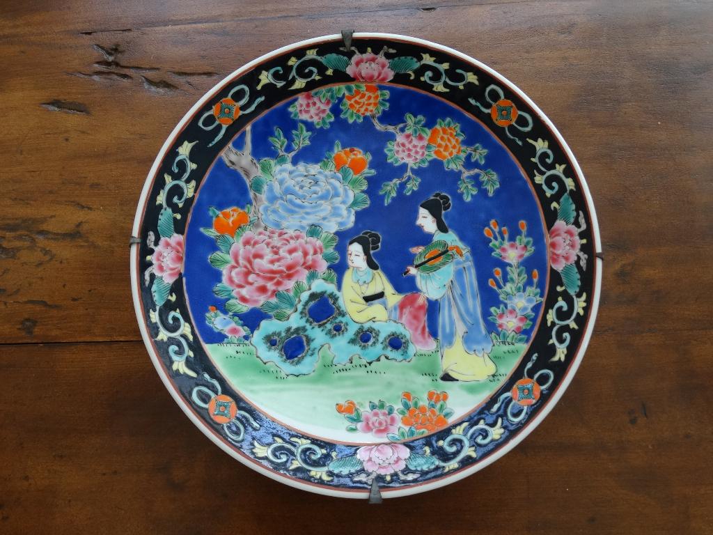 Wandbord dames musicerend blauw zwarte rand Japan, Antiek en Kunst, Antiek | Wandborden en Tegels, Ophalen