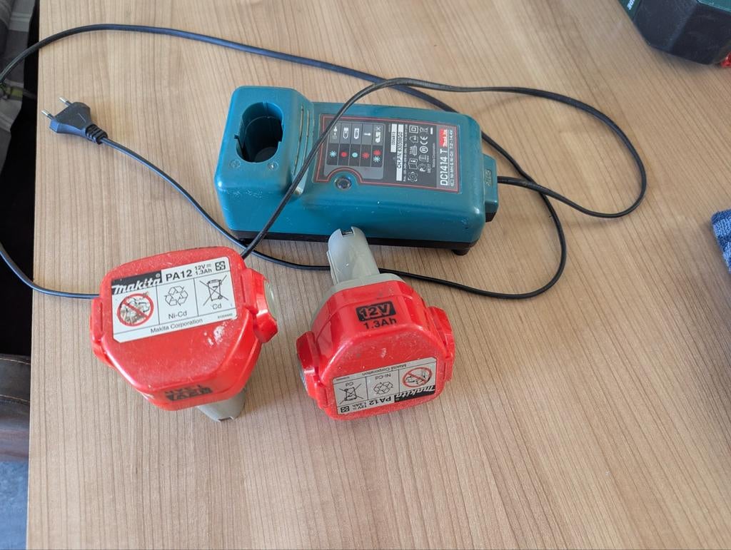 Gratis Makita lader DC1414T met 2x 12V 1.3Ah Ni-Cd Accu's, Ophalen of Verzenden, Gebruikt
