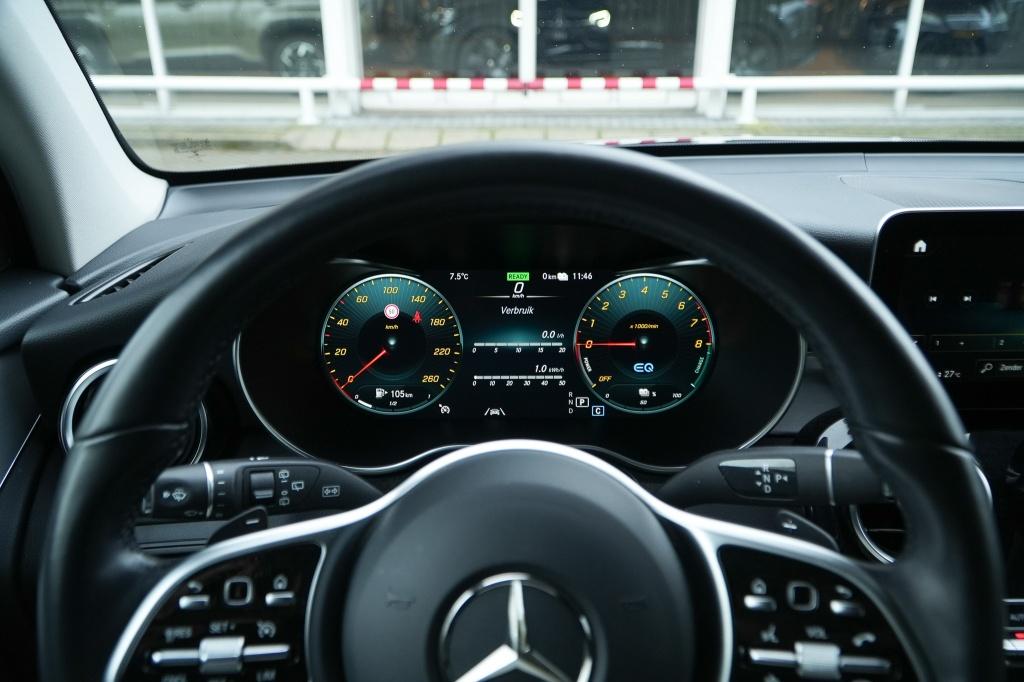 Mercedes-Benz GLC 300e 4MATIC AMG I Pano I Trekhaak I, Auto's, Automaat, Gebruikt, Zwart, Hybride Elektrisch/Benzine
