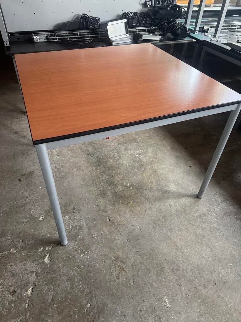 Stevige vierkante tafel 100x100 cm, 75 cm hoog, Huis en Inrichting, Tafels | Eettafels, Ophalen, Gebruikt, 100 tot 150 cm, Vierkant