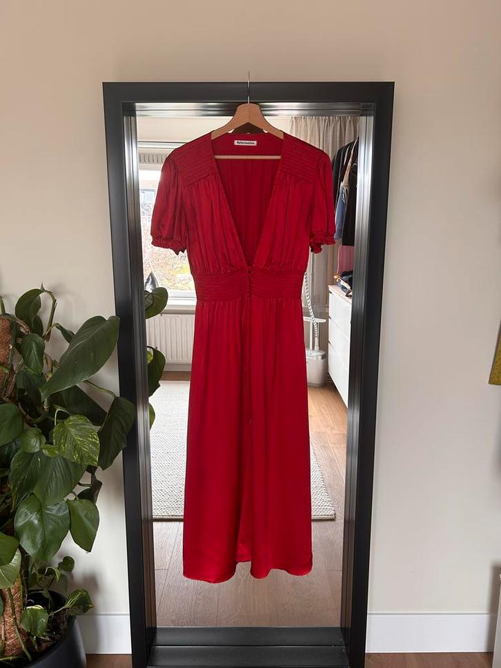 Reformation Alexea jurk in cherry red, Kleding | Dames, Jurken, Zo goed als nieuw, Maat 38/40 (M), Rood, Onder de knie, Verzenden