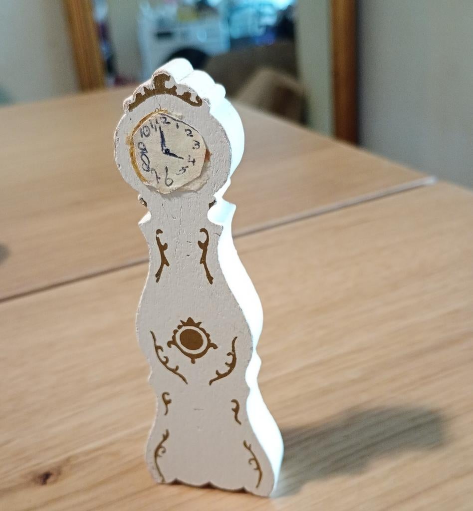 Poppenhuis Lundby staande klok, Verzamelen, Poppenhuizen en Toebehoren, Ophalen of Verzenden, Gebruikt, Poppenhuis