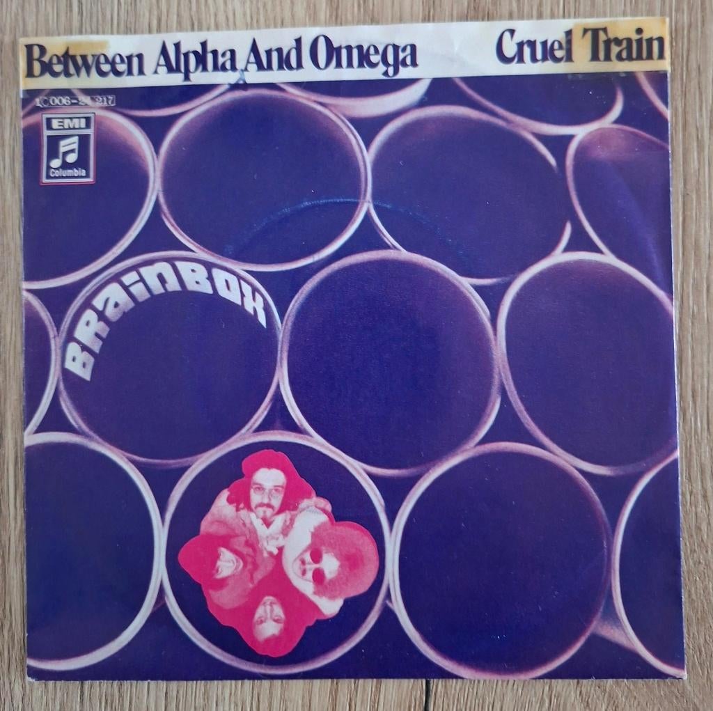 Brainbox single Between Alpha And Omega Nederbeat, Gebruikt, 7 inch, Single, Ophalen of Verzenden