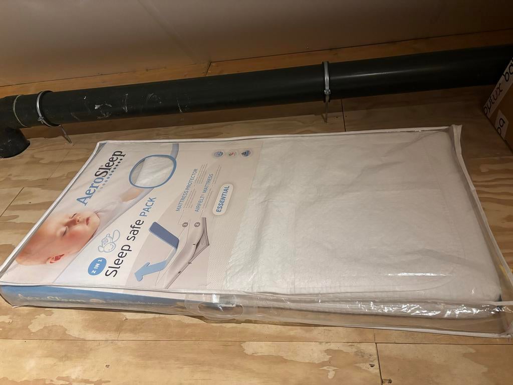 Aerosleep matras + beschermer 60x120 - essential, Ophalen, 190 cm of minder, Zo goed als nieuw, Matras