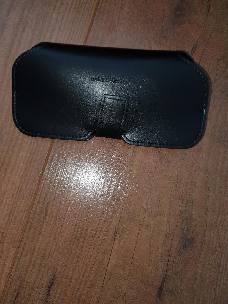 Brillen hoesjes van Saint Laurent  2 stuks  Zie foto's, Ophalen, Zo goed als nieuw, Bril, Overige merken