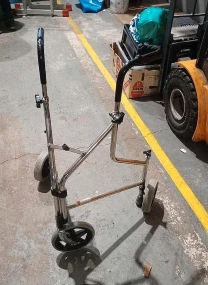 Rollator  en 4 poot kruk, Diversen, Verpleegmiddelen, Zo goed als nieuw, Ophalen