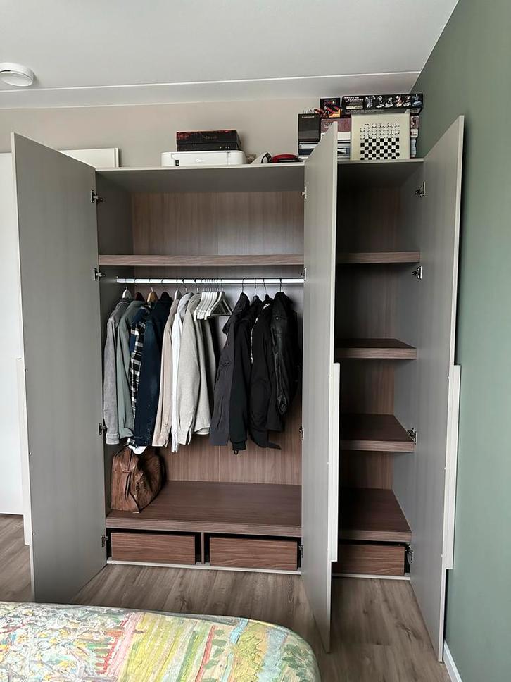 Moderne 3-deurs kledingkast met softclose - 165 cm, Huis en Inrichting, Kasten | Kledingkasten, Zo goed als nieuw, 150 tot 200 cm