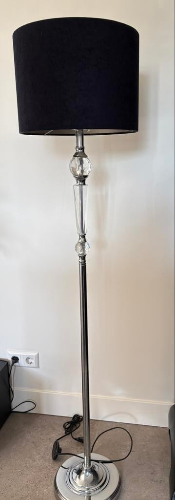 Vloerlamp met zwarte kap en kristallen details, Huis en Inrichting, Lampen | Vloerlampen, Ophalen, Gebruikt, Metaal, 150 tot 200 cm