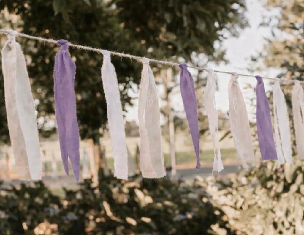 Nieuwe stoffen slinger 5 meter (lila/beige/wit), Hobby en Vrije tijd, Feestartikelen, Nieuw, Versiering, Geboorte of Huwelijk