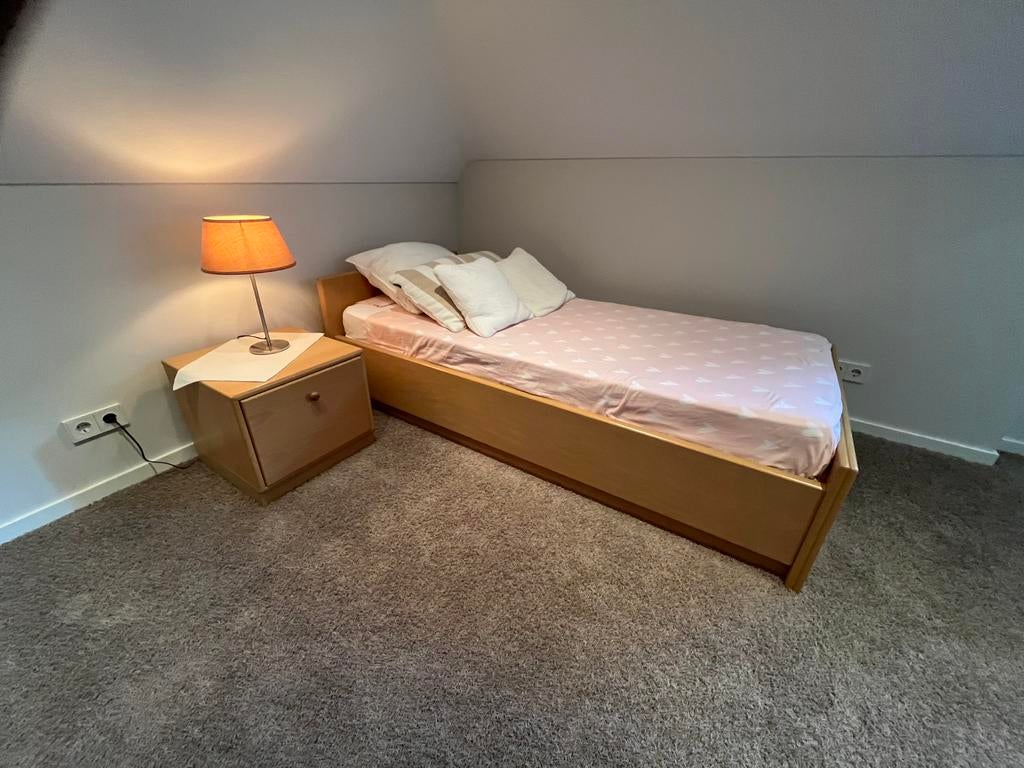 “ Hulsta” 1 persoons logeerbed incl. nachtkastje,en spiraal., Ophalen, Zo goed als nieuw, Eenpersoons