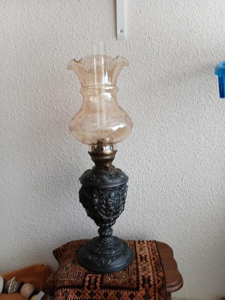 Antieke olielamp met gedetailleerde voet, Antiek en Kunst, Antiek | Lampen, Ophalen of Verzenden