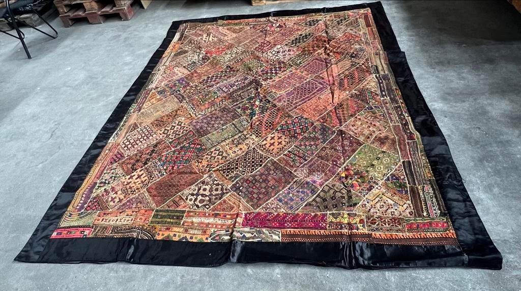 2x Nieuw Handgeborduurd Vloerkleed uit India 204x256cm, Overige kleuren, Nieuw, Ophalen of Verzenden, 200 cm of meer