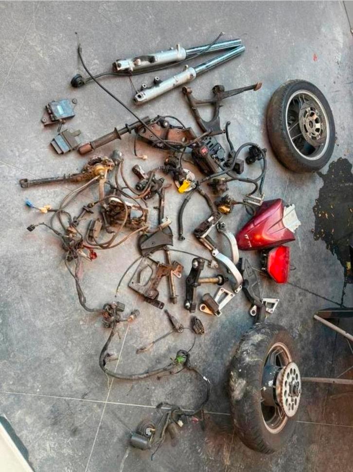 Suzuki GSXF-1100 onderdelen, Motoren, Onderdelen | Suzuki, Ophalen