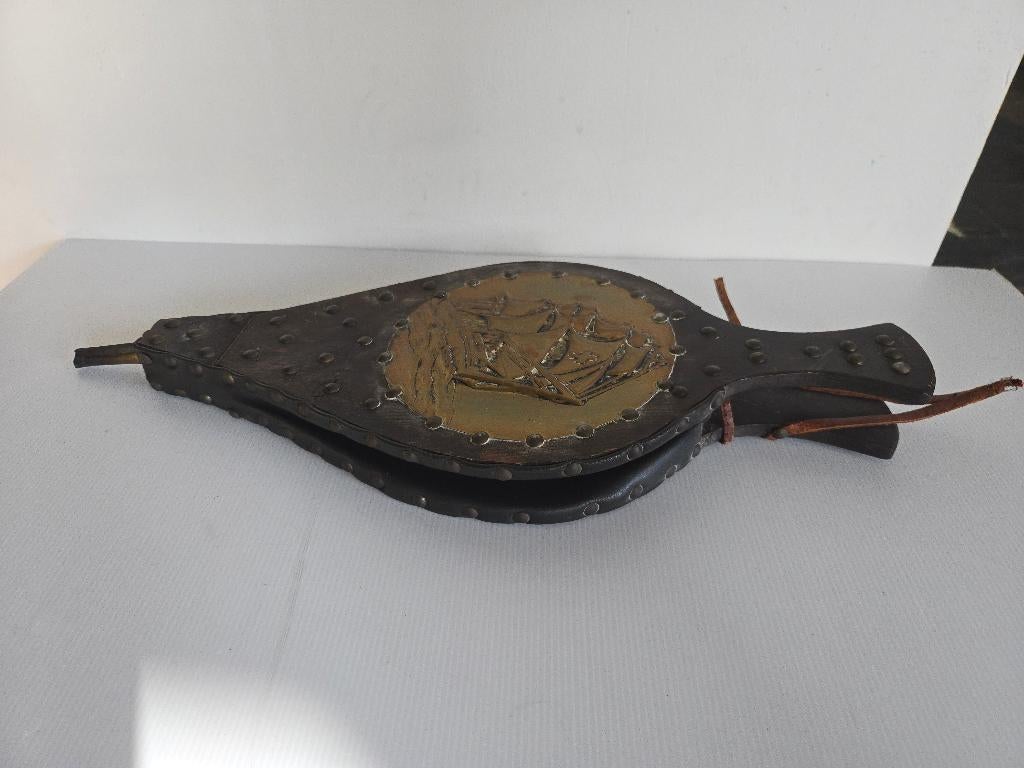 antieke blaasbalg met koperen plaat met een schip, Ophalen of Verzenden, Koper