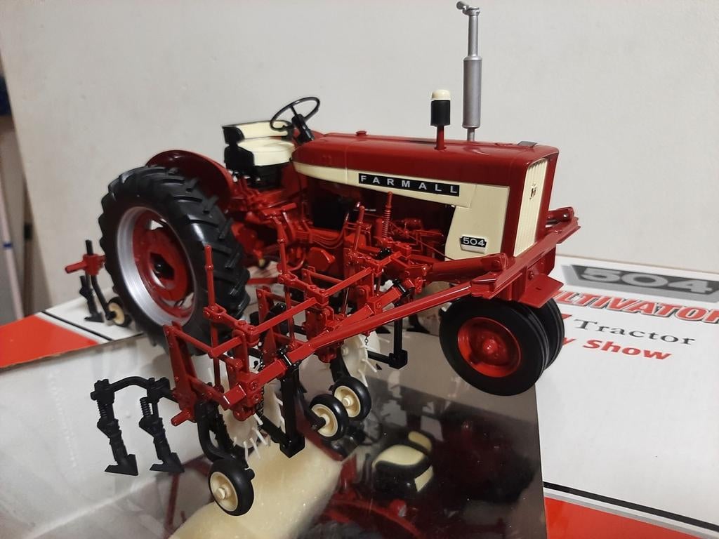 Farmall 504 cultivator.  Ertl schaal 1:16., Ophalen of Verzenden, Nieuw, Groter dan 1:32, Overige merken