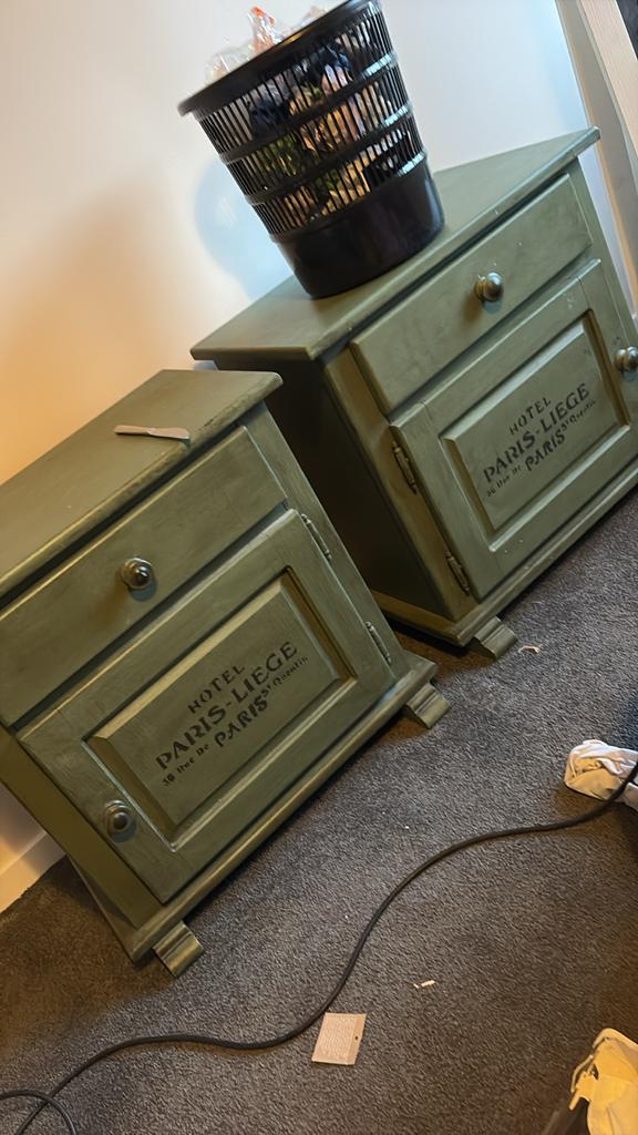 Gratis af te halen: Twee unieke nachtkastjes in legergroen, Ophalen, Gebruikt, Minder dan 45 cm, 55 tot 70 cm