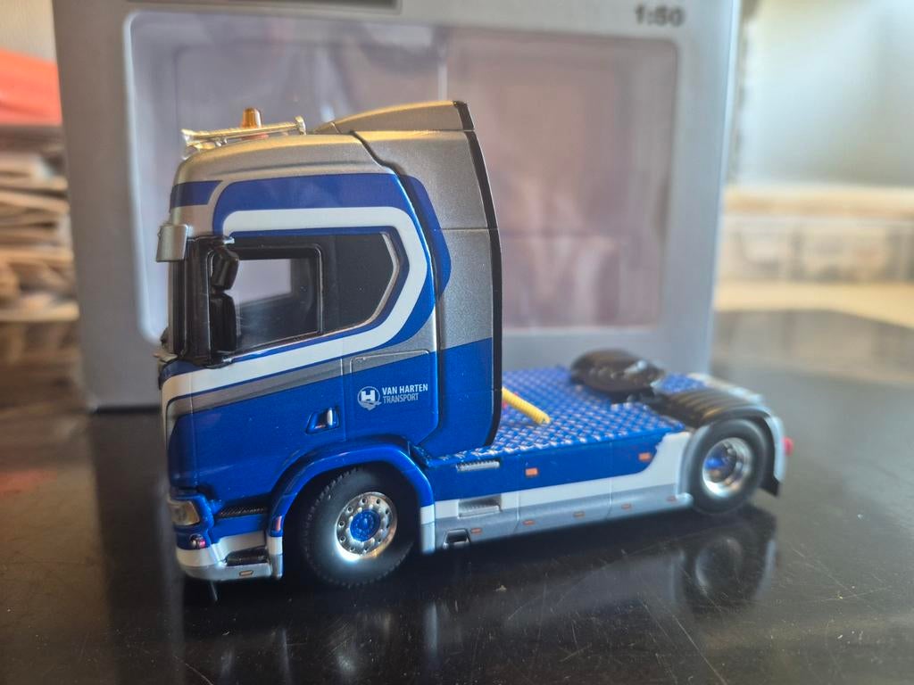 Scania trekker henri van harten, Hobby en Vrije tijd, Modelauto's | 1:50, Ophalen of Verzenden, Nieuw, Bus of Vrachtwagen, Wsi