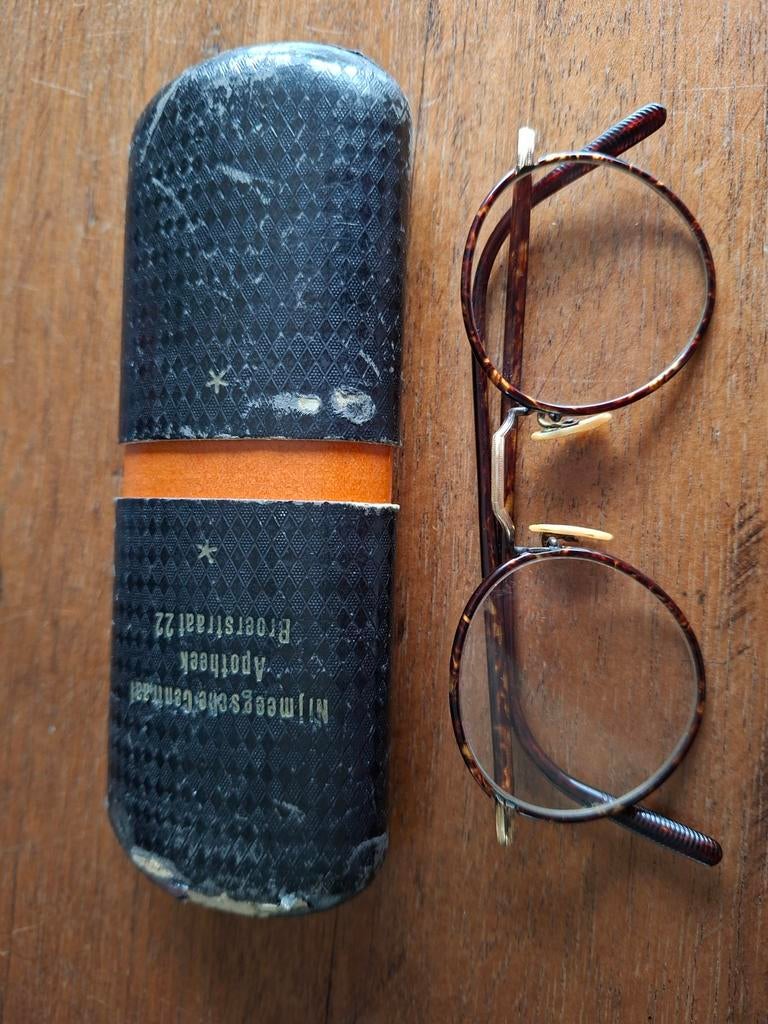 Oud brilletje in koker van Nijmeegsche Centraal Apotheek, Antiek en Kunst, Ophalen of Verzenden