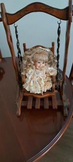 Vintage houten schommel met porseleinen pop - 52x25 cm, Kinderen en Baby's, Ophalen of Verzenden, Gebruikt, Overige typen