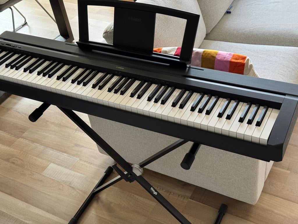 Yamaha digital piano P-35 met verstelbare tafel en pianokruk, Muziek en Instrumenten, Piano's, Ophalen, Zwart, Digitaal, Zo goed als nieuw