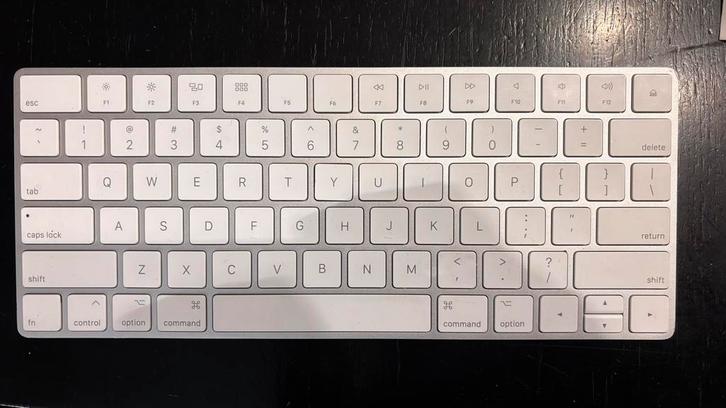 Apple Magic Keyboard - Uitstekende Staat, Computers en Software, Toetsenborden, Zo goed als nieuw, Qwerty, Draadloos, Multimediatoetsen