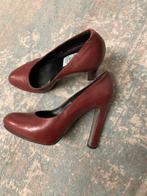 a Pair footwear pumps., Kleding | Dames, Schoenen, Ophalen of Verzenden, Schoenen met hoge hakken, Gedragen, Rood