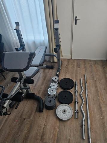 Complete fitness set, 130kg, dumbells, bankje, halterstang  beschikbaar voor biedingen