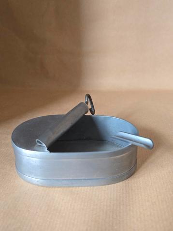 Tinnen asbak beschikbaar voor biedingen