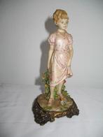 Porselein Capodimonte Meisje met Bloemen Vintage, Antiek en Kunst, Antiek | Porselein, Ophalen of Verzenden