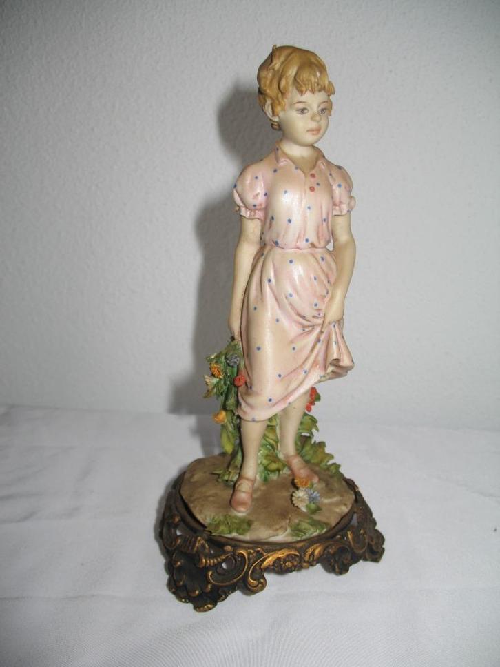 Porselein Capodimonte Meisje met Bloemen Vintage, Antiek en Kunst, Antiek | Porselein, Ophalen of Verzenden