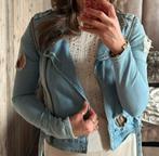 Supertrash blauw spijkerjasje met gaten in maat 36, Kleding | Dames, Supertrash, Blauw, Ophalen of Verzenden, Zo goed als nieuw