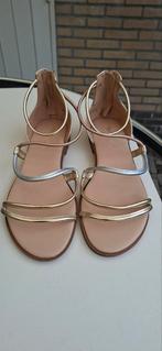 Goud/zilverkleurig sandaaltje. Lora Ferres maat 40., Lora Ferres, Overige kleuren, Zo goed als nieuw, Sandalen of Muiltjes