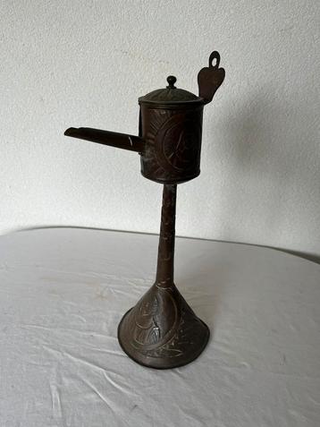 Oude Antieke Snotneus Olielamp Koperen Gehamerd Reliëf Lamp beschikbaar voor biedingen