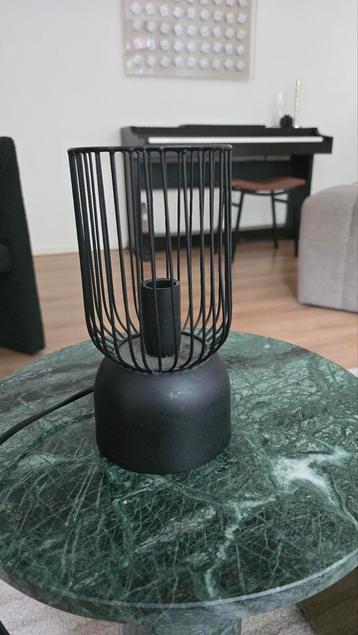 Moderne zwarte tafellamp beschikbaar voor biedingen