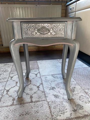Brocante/vintage tafeltje/sitetable franse stijl grijs/roze beschikbaar voor biedingen
