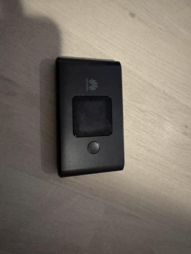 Huawei E5577Bs-937 Travel Router 2x, Computers en Software, Routers en Modems, Zo goed als nieuw, Router, Ophalen