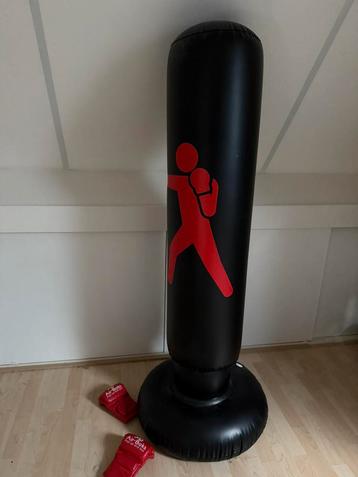 Opblaasbare boksbal met bokshandschoenen beschikbaar voor biedingen