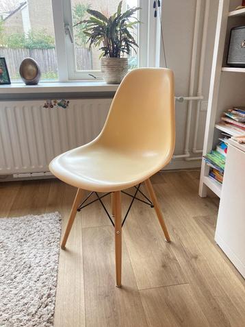 Kuipstoeltje Eames-stijl