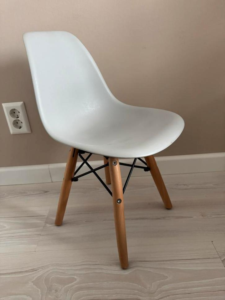 Kinder Eames DSW junior stoel kleur lichtgrijs, Kinderen en Baby's, Kinderkamer | Tafels en Stoelen, Gebruikt, Ophalen