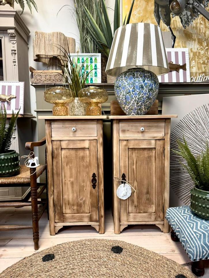 2 houten vintage nachtkastjes halkastjes bijzettafels, Huis en Inrichting, Slaapkamer | Nachtkastjes, Zo goed als nieuw, 70 cm of meer