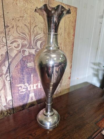 Grote oude ijzeren vaas 76 cm beschikbaar voor biedingen