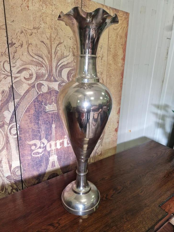 Grote oude ijzeren vaas 76 cm, Antiek en Kunst, Antiek | Vazen, Ophalen of Verzenden