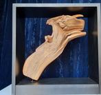 Kunstwerk, houten figuur in zwart frame €200, Ophalen