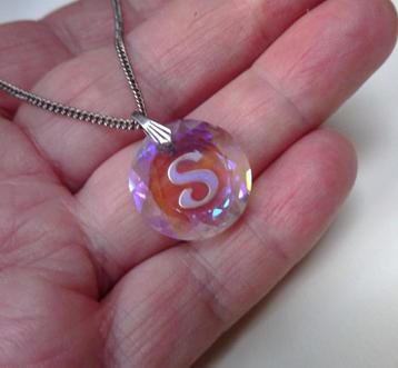 Fijn zilverkleurig kettinkje met Swarovski S hangertje   beschikbaar voor biedingen