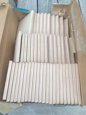 Witte tegels beschikbaar voor biedingen